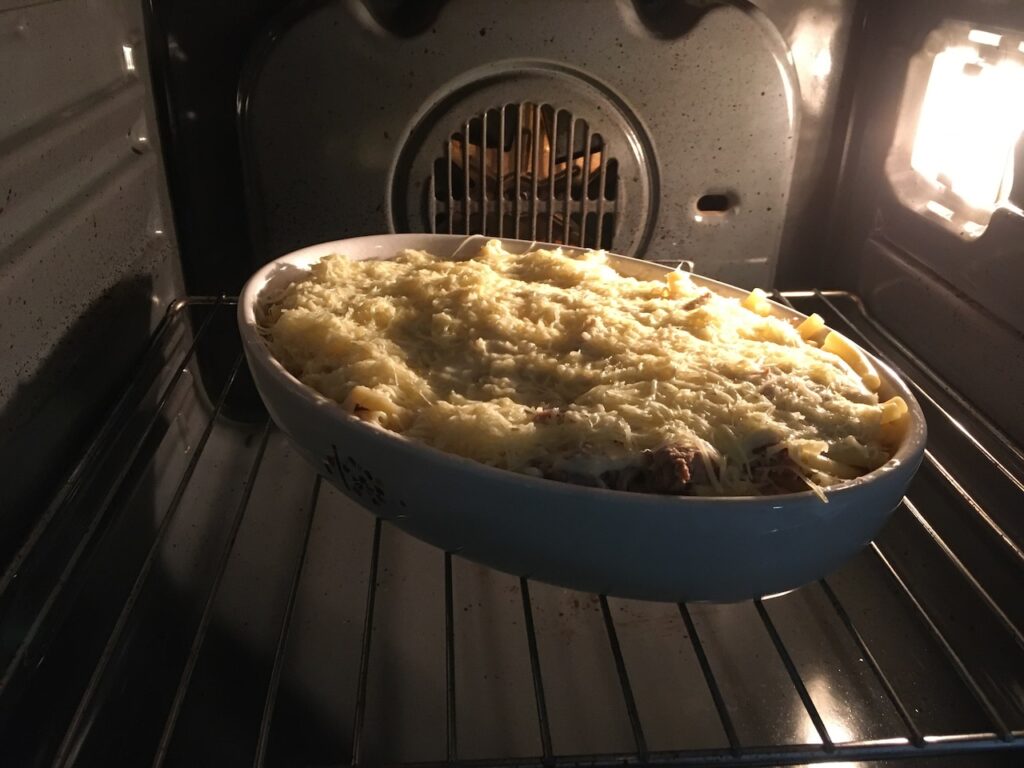Recette gratin de macaronis au thon -Enfourner à 180°C en mode grill jusqu'à ce que le plat soit gratiné