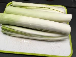 Recette gratin de poireaux au saint-nectaire -Nettoyer bien les poireaux et couper les en rondelles.