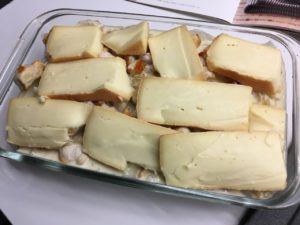 Recette gratin de poireaux au saint-nectaire -Dans un plat pouvant aller au four, alterner les couches de crème, de poireaux et de fromage.