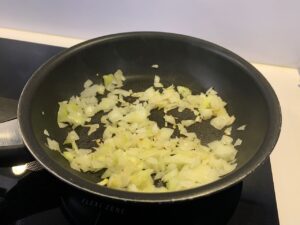 Recette gratin de poireaux au saint-nectaire -Faire revenir les oignons à la poêle dans l'huile d'olive puis ajouter le poulet.