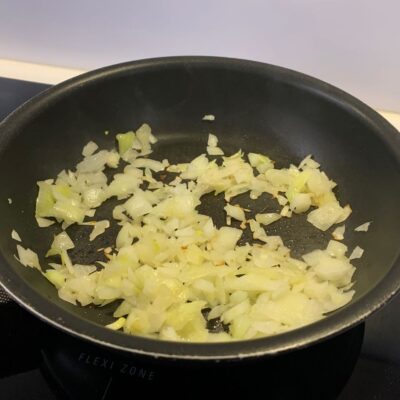 Recette gratin de poireaux au saint-nectaire -Faire revenir les oignons à la poêle dans l'huile d'olive puis ajouter le poulet.