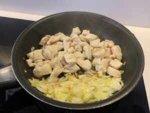Recette gratin de poireaux au saint-nectaire -Faire revenir les oignons à la poêle dans l'huile d'olive puis ajouter le poulet.