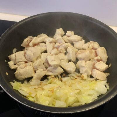 Recette gratin de poireaux au saint-nectaire -Faire revenir les oignons à la poêle dans l'huile d'olive puis ajouter le poulet.