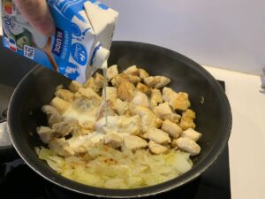 Recette gratin de poireaux au saint-nectaire -Ajouter la crème et faire revenir. Saler, poivrer.