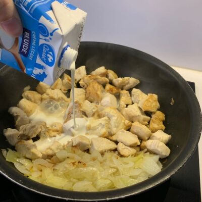Recette gratin de poireaux au saint-nectaire -Ajouter la crème et faire revenir.
Saler, poivrer.