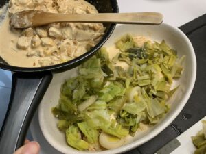 Recette gratin de poireaux au saint-nectaire -Dans un plat pouvant aller au four, alterner les couches de crème, de poireaux et de fromage.
