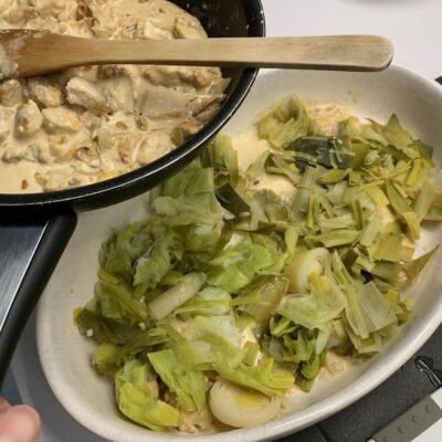 Recette gratin de poireaux au saint-nectaire -Dans un plat pouvant aller au four, alterner les couches de crème, de poireaux et de fromage.