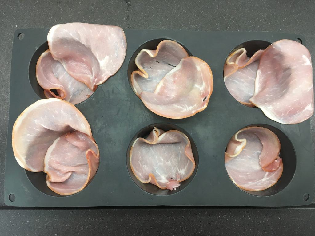 Recouvrir les moules en silicone de bacon