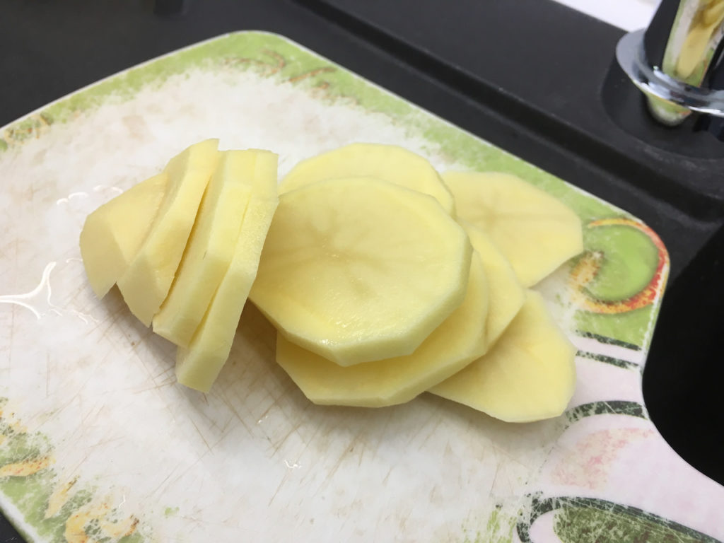 Couper les pommes de terre en tranches fines