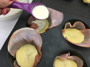 Alterner une tranche de pomme de terre, une cuillère de crème liquide jusqu'à avoir rempli le moule
