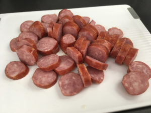 Couper les saucisses en tranches