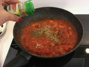 Reprendre la même poêle et faites-y dorer les oignons et l'ail, puis ajouter la pulpe de tomate, le paprika, le sucre, le thym et le laurier.