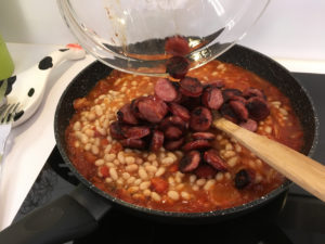 Ajouter les haricots et les morceaux de saucisses.
