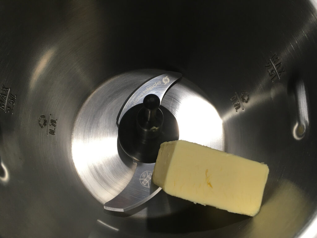 Dans le robot muni du couteau hachoir ultrablade, mettre le beurre et le faire fondre à 90°C en vitesse 5 pendant 3 min