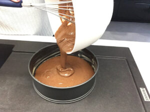 Verser dans un moule beurré