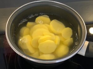 Nettoyer, éplucher et couper vos pommes de terre en petits morceaux. Puis plonger-les dans l'eau pendant 15 min.