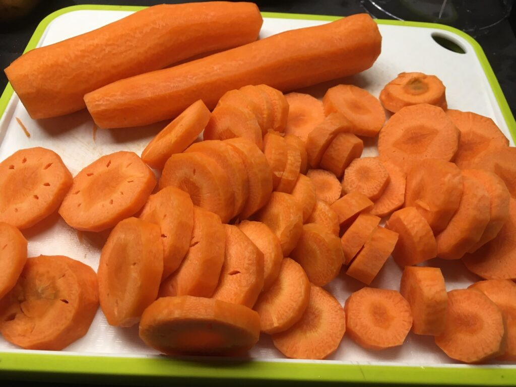 Eplucher et couper les carottes en rondelles.