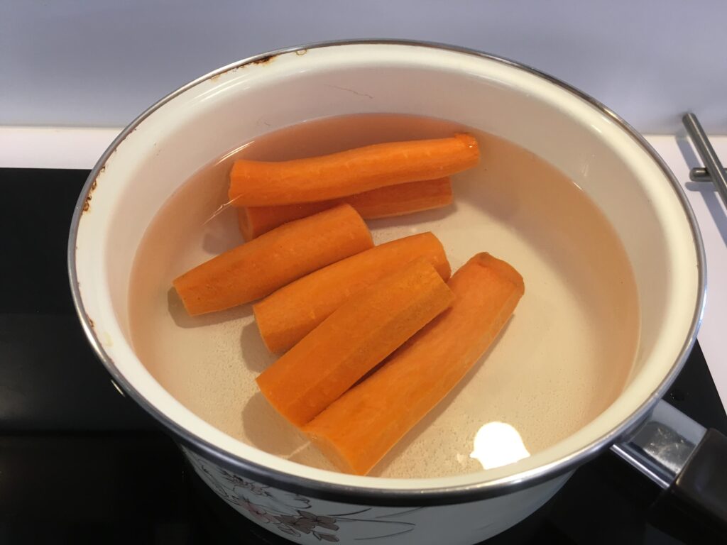 Recette flan de carottes -Nettoyer, éplucher et faites cuire les carottes.