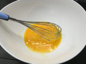 Recette flan de carottes -Dans un saladier, battre les oeufs. Ajouter la crème, le lait. Saler, poivrer.