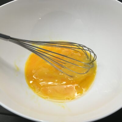 Recette flan de carottes -Dans un saladier, battre les oeufs.
Ajouter la crème, le lait.
Saler, poivrer.