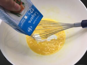 Recette flan de carottes -Dans un saladier, battre les oeufs. Ajouter la crème, le lait. Saler, poivrer.