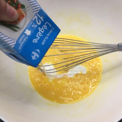 Recette flan de carottes -Dans un saladier, battre les oeufs.
Ajouter la crème, le lait.
Saler, poivrer.