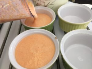 Flan de carottes-Répartir dans des ramequins.