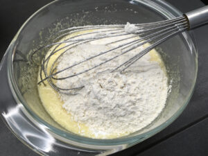 Recette muffins aux fruits rouges - Ajouter la farine, la levure et le yaourt