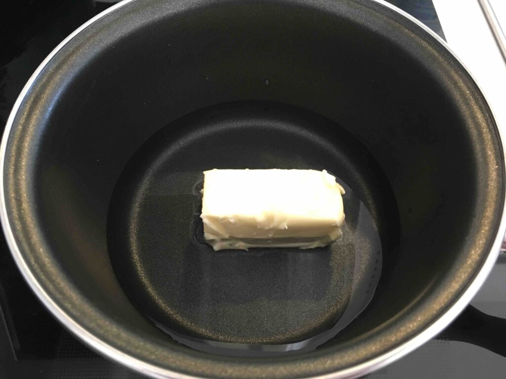Recette chouquette au sucre - Mettre le beurre dans une casserole avec 250 ml d'eau et porter à ébullition.