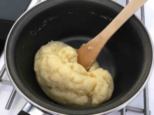 Recette chouquette au sucre - Retirer du feu et ajouter la farine. Mélanger avec une cuillère en bois pour obtenir une pâte lisse. Remettre sur le feu jusqu'à obtenir une boule.
