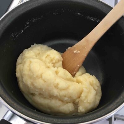 Recette chouquette au sucre - Retirer du feu et ajouter la farine. Mélanger avec une cuillère en bois pour obtenir une pâte lisse. Remettre sur le feu jusqu'à obtenir une boule.