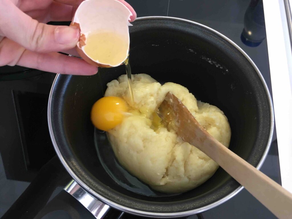 Recette chouquette au sucre - Ajouter les oeufs un à un en battant bien entre chaque