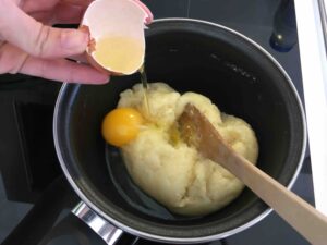 Recette chouquette au sucre - Ajouter les oeufs un à un en battant bien entre chaque