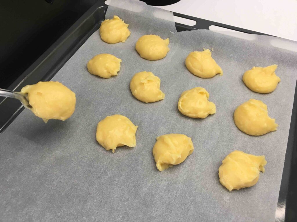 Recette chouquette au sucre - Former des petites boules sur une plaque recouverte de papier cuisson.