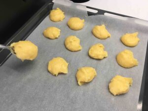 Recette chouquette au sucre - Former des petites boules sur une plaque recouverte de papier cuisson.