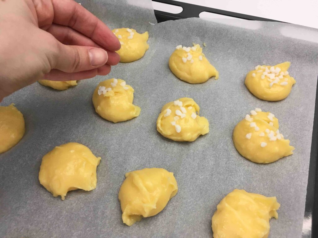 Recette chouquette au sucre - Ajouter des grains de sucre sur chaque boule.