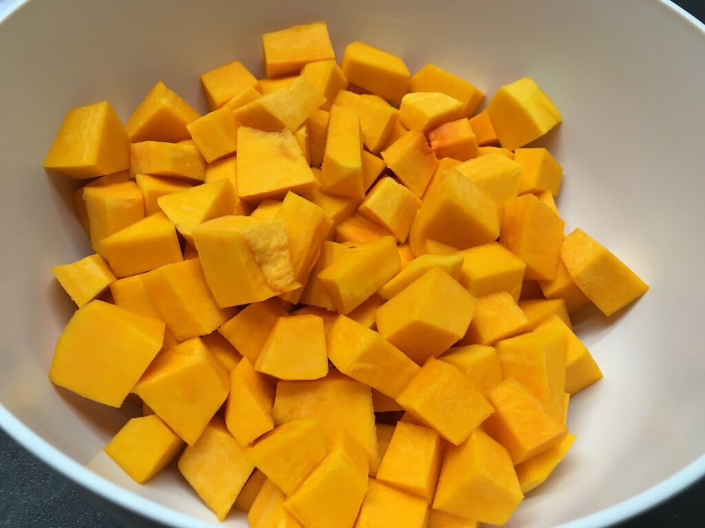Recette lasagnes à la courge butternut -Nettoyer la courge, la peler puis la couper en deux pour retirer les graines.
Couper la ensuite en petits dés.