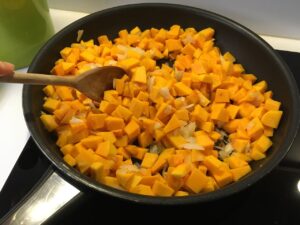 Recette lasagnes à la courge butternut -Ajouter les dés de courge dans la poêle et laisser cuire le tout à feu moyen et à couvert pendant 15 min. Remuer régulièrement jusqu'à ce que la butternut soit fondante