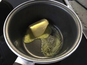 Recette lasagnes à la courge butternut -Préparer une sauce béchamel en faisant fondre le beurre dans une casserole