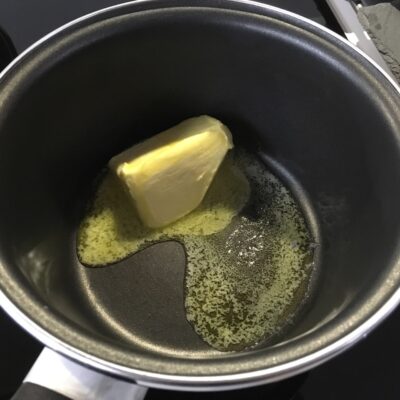 Recette lasagnes à la courge butternut -Préparer une sauce béchamel en faisant fondre le beurre dans une casserole
