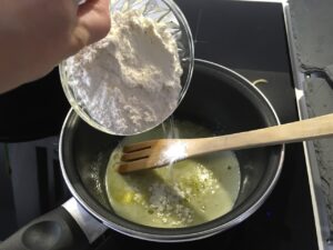 Recette lasagnes à la courge butternut -Ajouter ensuite la farine. Saler, poivrer