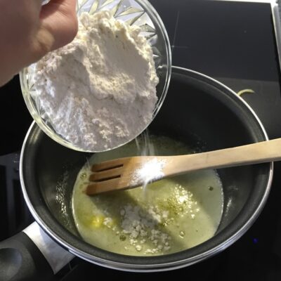 Recette lasagnes à la courge butternut -Ajouter ensuite la farine.
Saler, poivrer
