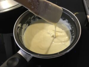 Recette lasagnes à la courge butternut -Mélanger bien jusqu'à l'obtention d'une pâte puis ajouter du lait au fur et à mesure sans cesser de remuer. Vous devez obtenir une sauce onctueuse