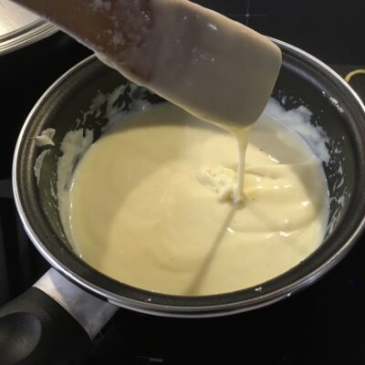 Recette lasagnes à la courge butternut -Mélanger bien jusqu'à l'obtention d'une pâte puis ajouter du lait au fur et à mesure sans cesser de remuer.
Vous devez obtenir une sauce onctueuse