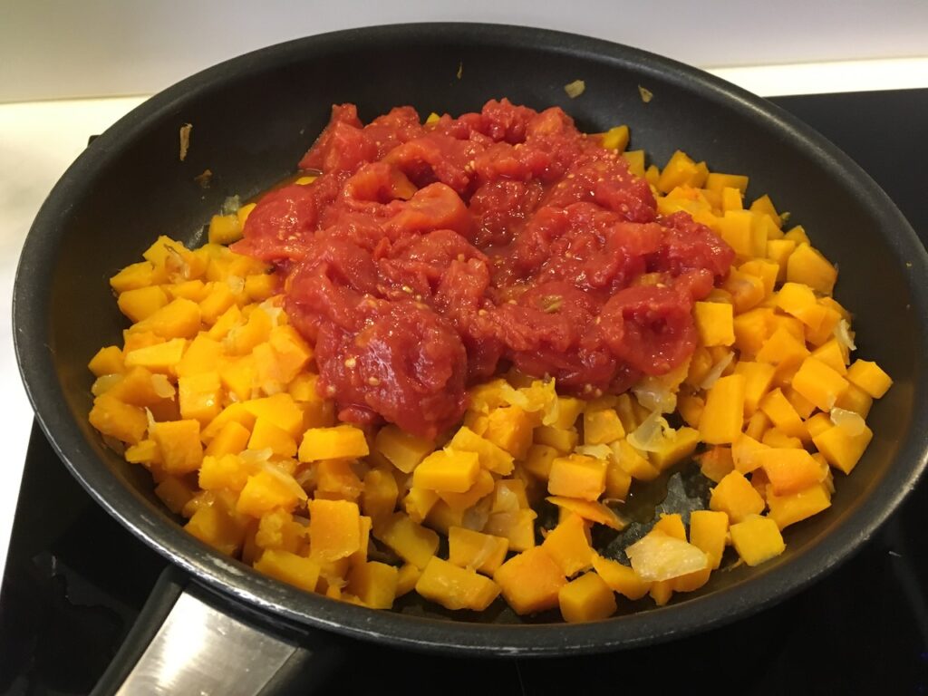 Recette lasagnes à la courge butternut -Ajouter les tomates pelées, le sel, le poivre et mélanger bien