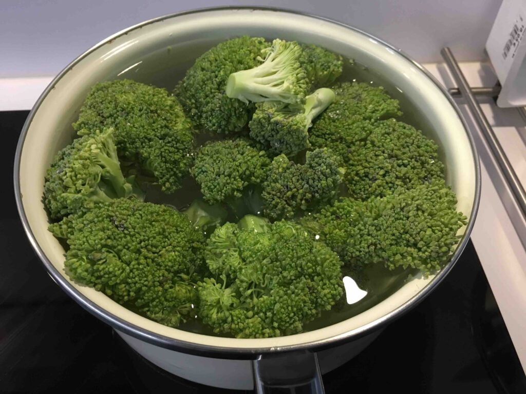 Recette orecchiette brocolis saucisse -Faites cuire le brocolis à l'eau ou à la vapeur