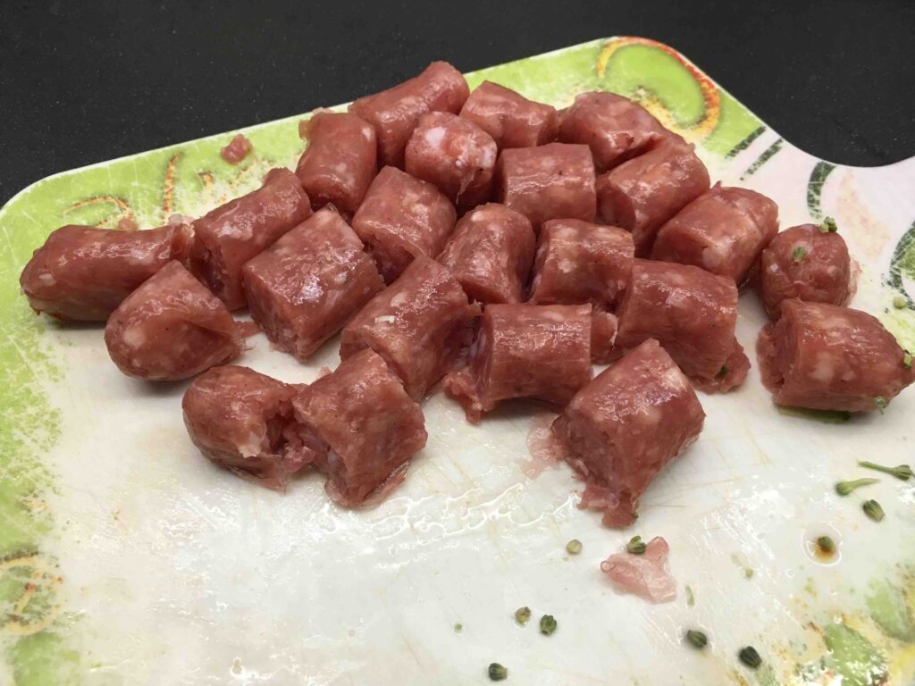 Recette orecchiette brocolis saucisse -Couper les saucisses en morceaux et émincer l'oignon