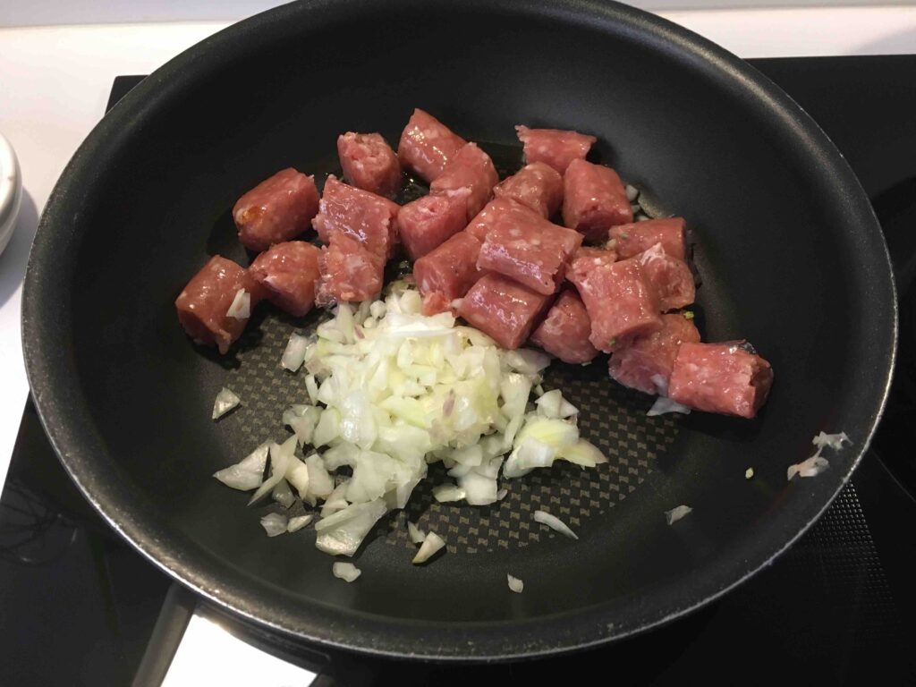 Recette orecchiette brocolis saucisse -Faire revenir le tout à la poêle avec l'huile. Ajouter la crème fraîche et continuer la cuisson.