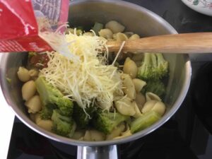 Recette orecchiette brocolis saucisse -Egoutter les pâtes et y verser les saucisses et les brocolis - Parsemer de gruyère