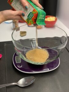 Recette Petits bonhommes aux épices -Mélanger la vergeoise, la poudre d'amande et les épices.